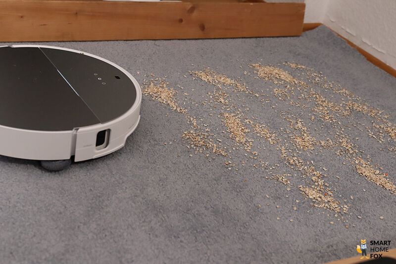 Roborock S9 MaxV Ultra убирает овсяные хлопья с ковра